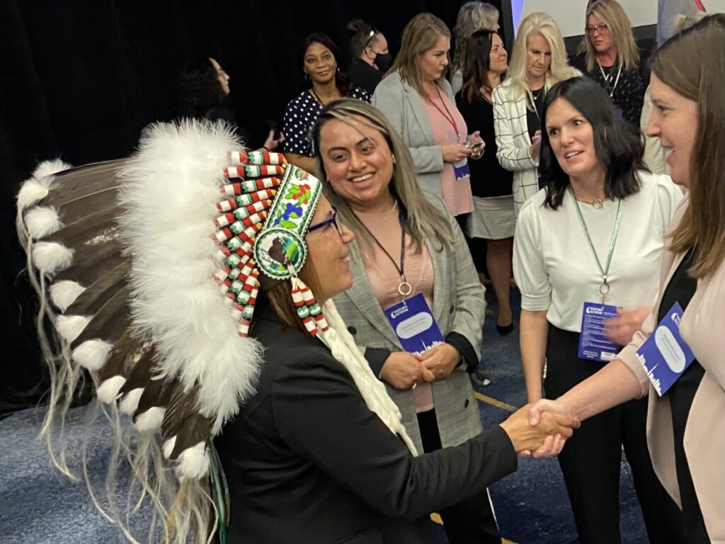 La chef Tammy Cook-Searson, membre de la bande indienne de Lac La Ronge et conférencière principale de Women with Drive, accueille des représentantes de l'industrie du camionnage à Toronto.