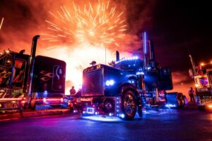 Des feux d'artifice illuminent le ciel de Branson, au Missouri, lors du 40e anniversaire du Shell Rotella SuperRigs.