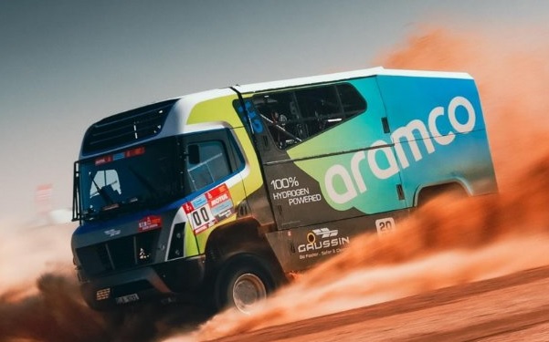 Camion de course Gaussin au rallye Dakar.
