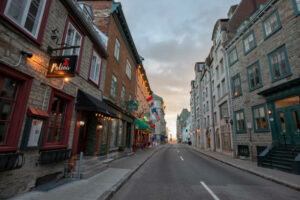 Rue du Vieux Québec au petit matin.