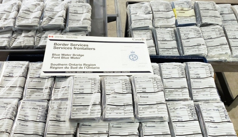 Sachets de cocaïne avec affichette des services frontaliers.
