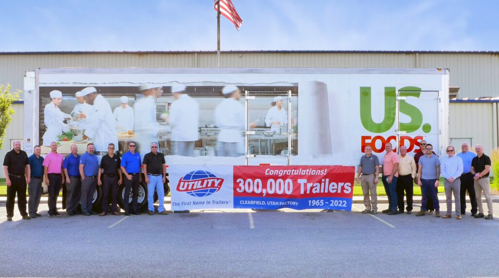 Groupe devant la 300 000e remorque Utility assemblée à Clearfield, en Utah.
