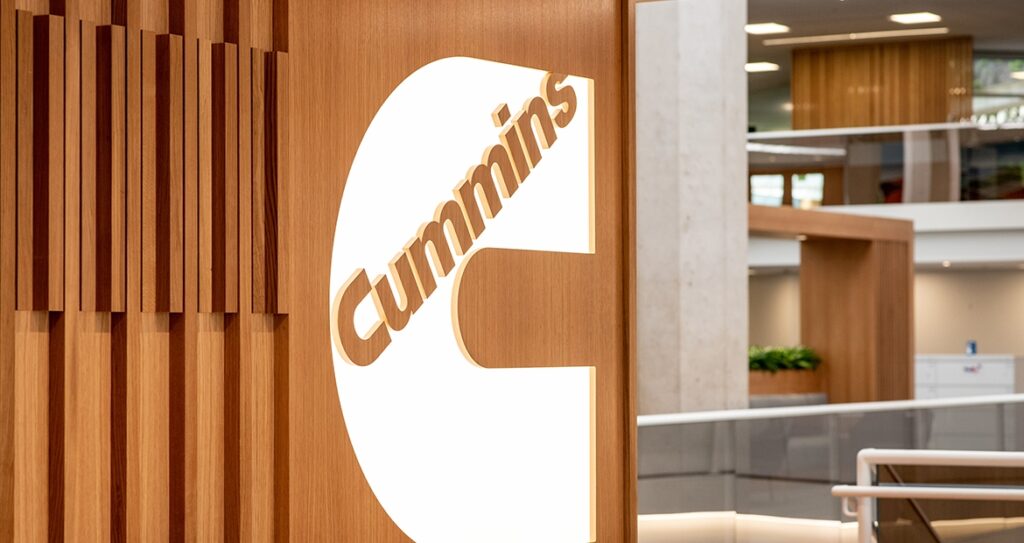 Logo de Cummins dans le lobby du siège social.
