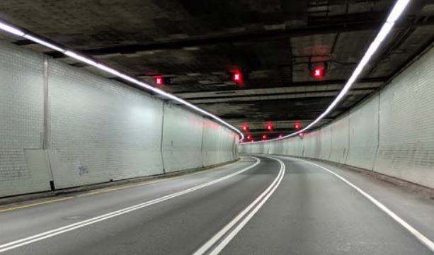 Intérieur du tunnel Ville-Marie à Montréal.
