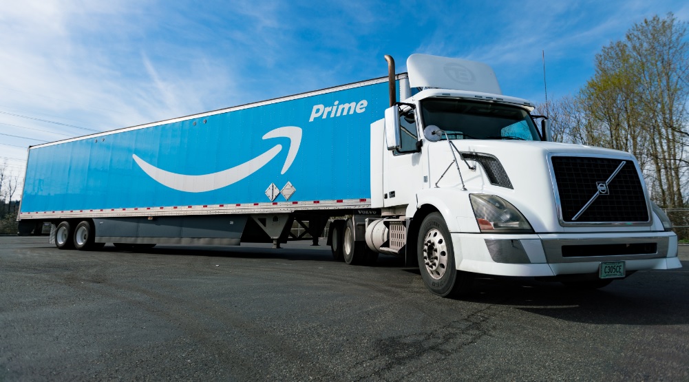 Camion et remorque Amazon Prime vus de face ¾.