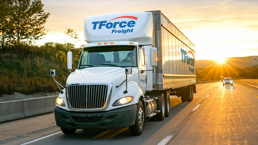 Camion de TForce Freight sur autoroute vu de face ¾.