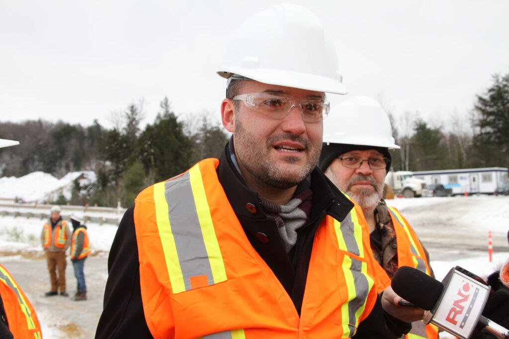 Portrait du ministre Mathieu Lacombe sur le chantier de l’élargissement de l’autoroute 50.