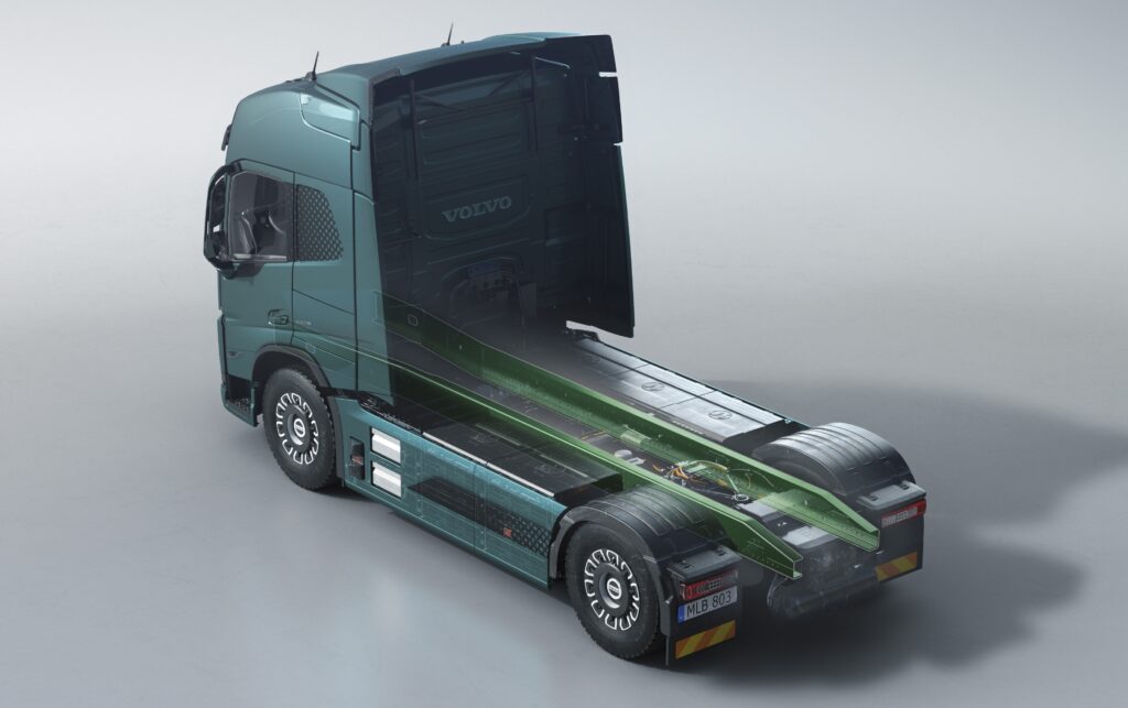 Vue ¾ arrière d’un cabover Volvo dont on voit que les longerons de châssis sont « verts », faits d’acier exempt d’énergies fossiles.
