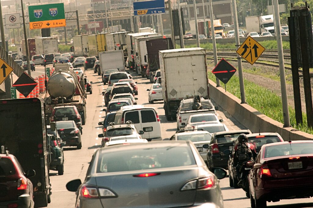 Embouteillage dans la région de Montréal avec autos et camions.
