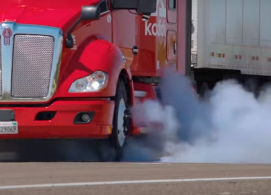Vue de face d’un camion autonome Kodiak Robotics qui gère l’éclatement d’un pneu avant.

