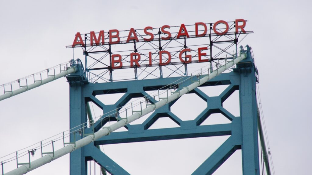Arche du pont Ambassador avec lettrage.