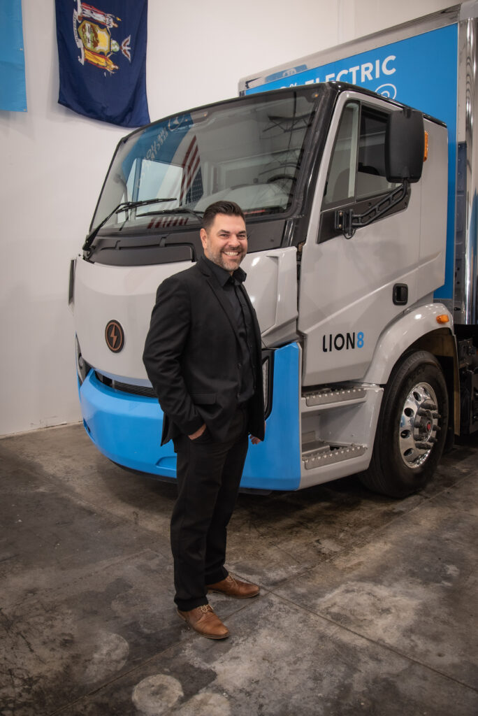 Portrait de Patrick Gervais devant un camion Lion.