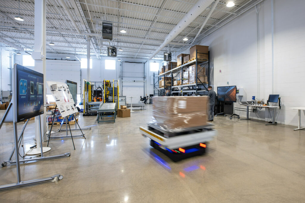 Robot motorisé transporte une palette dans l’entrepôt Deloitte de Montréal.
