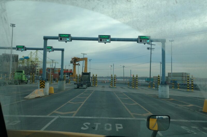 Arrivée au terminal Termont du Port de Montréal vue de la cabine d’un camion.
