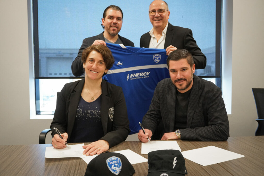 Groupe signant une entente de commandite entre Transport Energy et l’Association de soccer mineur de LaSalle.