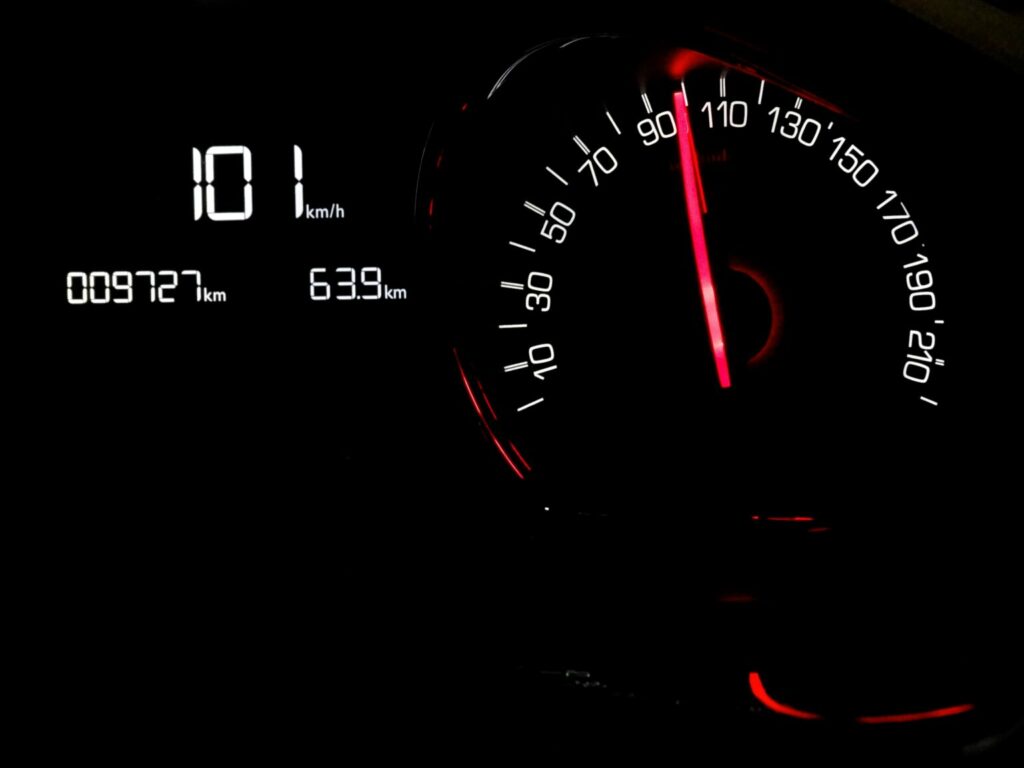 Indicateur de vitesse à 101 km/h.