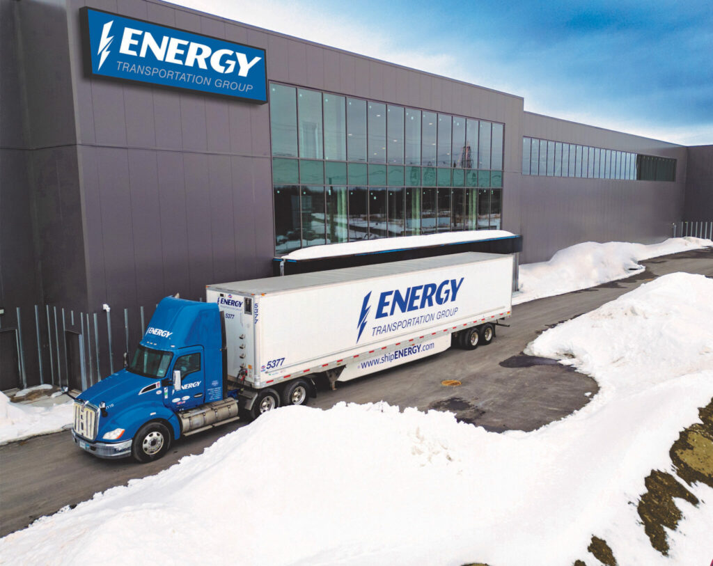 Camion de la compagnie de transport Energy, vu de haut devant le nouvel entrepôt de Beauharnois.