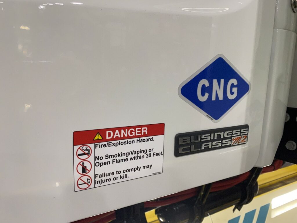 Gros plan d’étiquette gaz naturel comprimé sur cabine de Business Class M2.