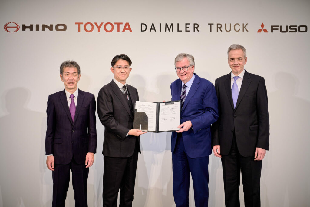 Groupe des PDG de Hino, Toyota, Daimler Truck et Daimler Truck Asia.