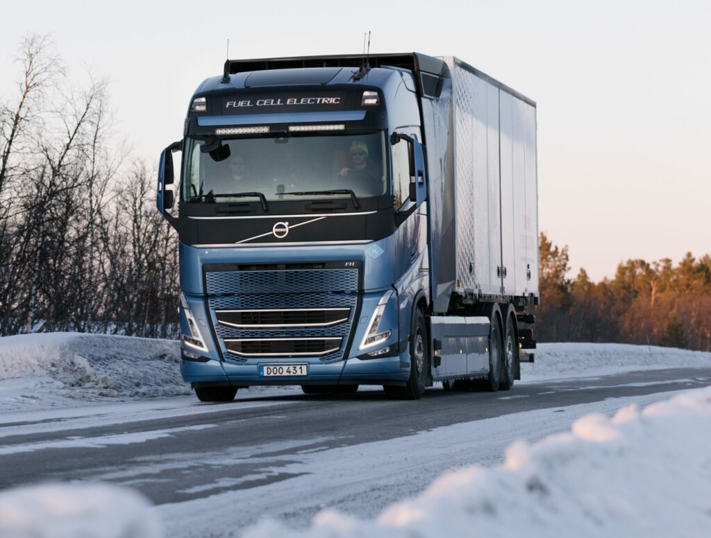 Volvo à pile à combustible sur route du nord de la Suède.
