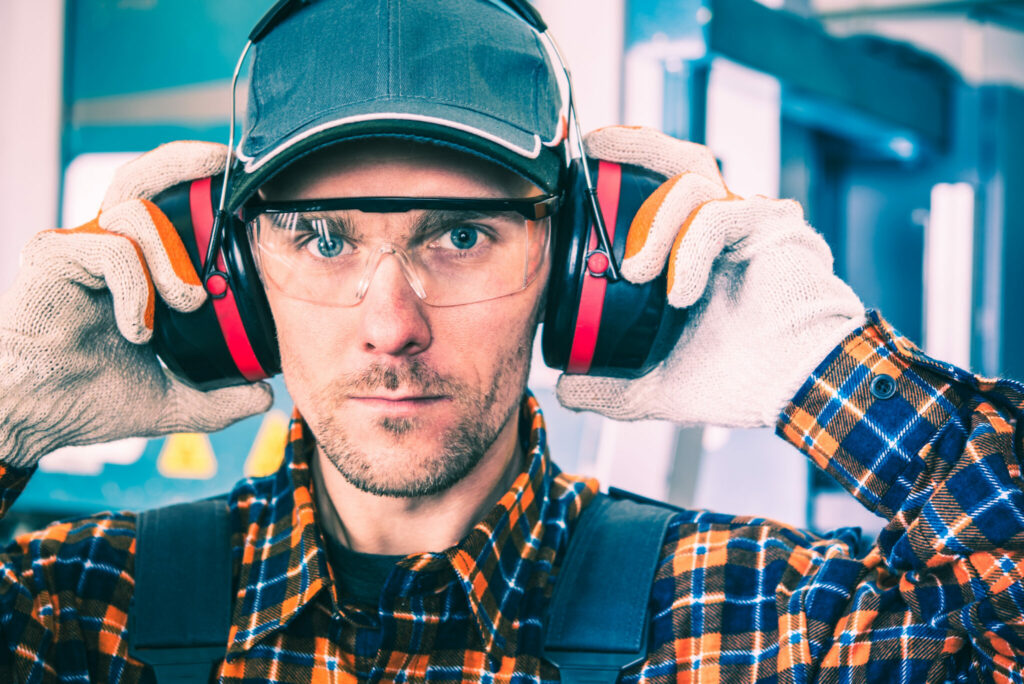 Travailleur porte un casque de protection auditive.