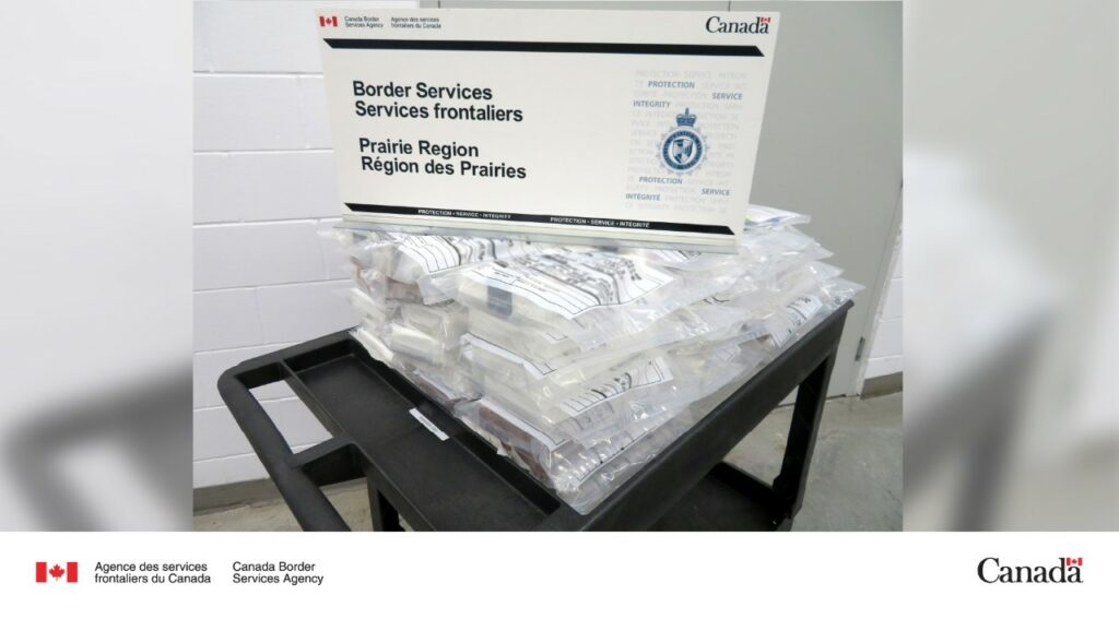 Sacs de cocaïne présumée sur un chariot de l’Agence des services frontaliers du Canada