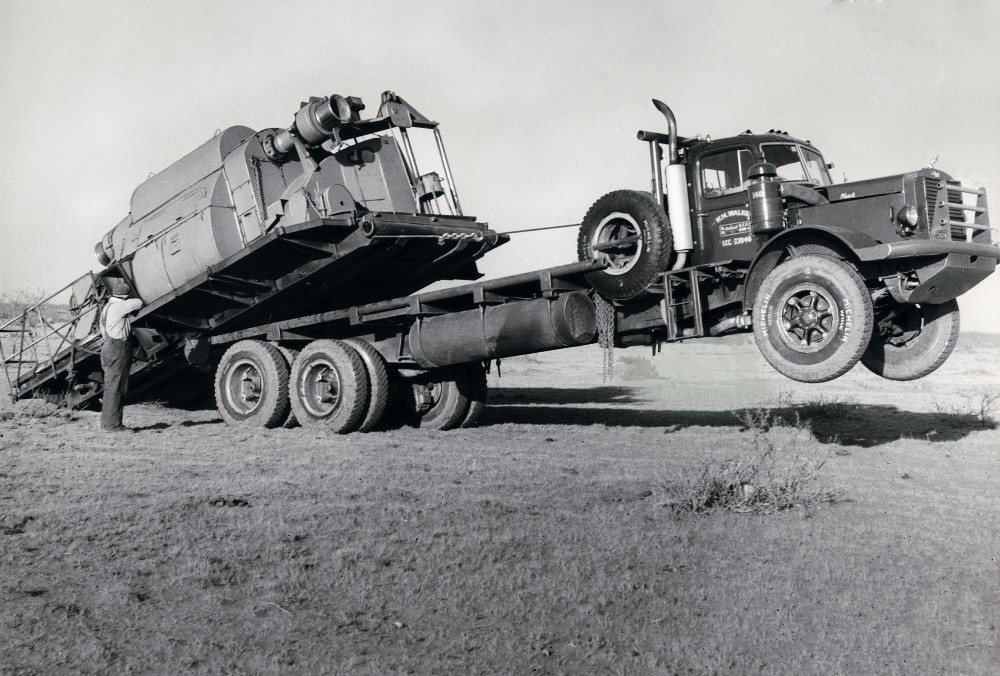 Camion de 1937 fait un cabré sous le poids d’une charge extrême
