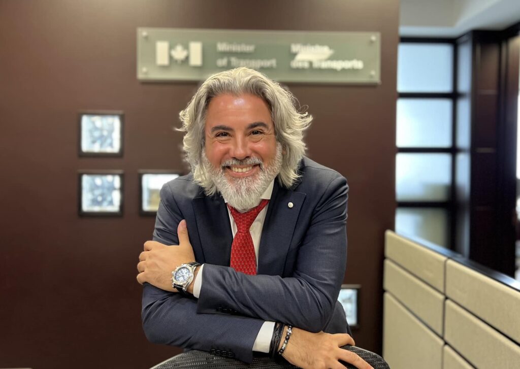 Portrait de Pablo Rodriguez dans les bureaux du ministère fédéral des Transports