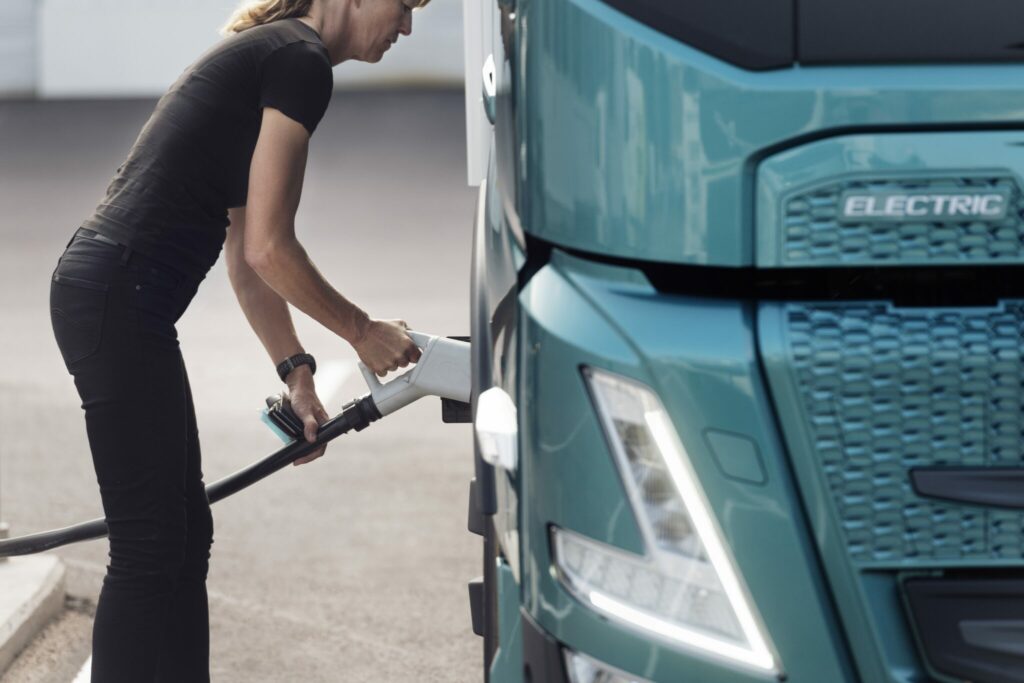 Femme recharge un camion Volvo électrique
