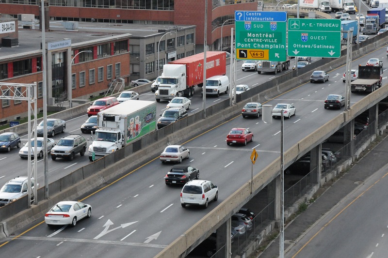Circulation de voitures et camions sur la Métropolitaine à Montréal
