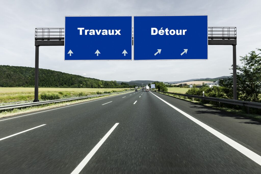 Panneau de signalisation aérienne avec les mentions « Travaux » et « Détour ».