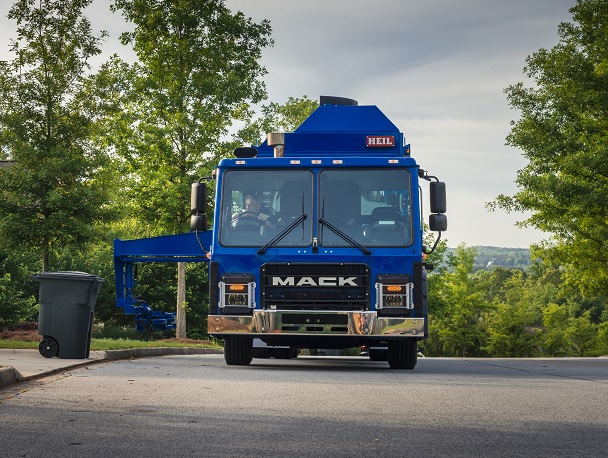 Vue de face d’un camion d’ordures Mack LR bleu.