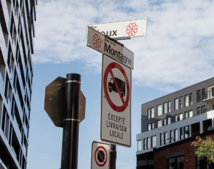 Intersection montréalaise avec pancarte d’interdiction aux camions