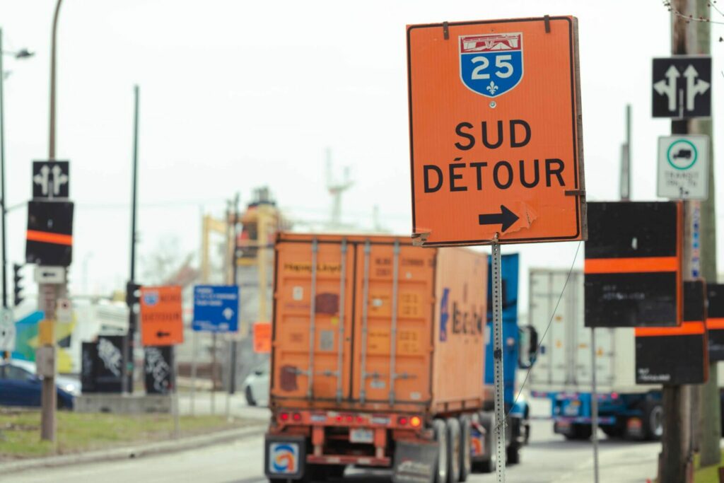 Panneau orange de détour avec camions près du tunnel La Fontaine