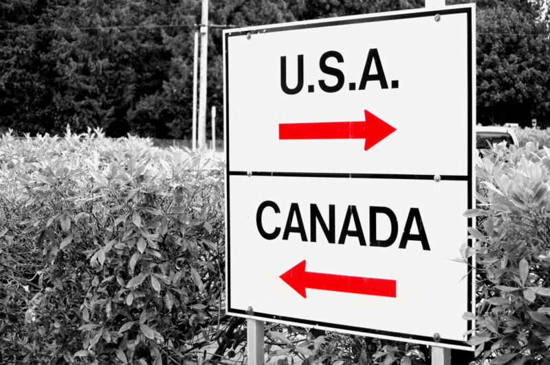 Pancarte avec flèches indiquant le Canada et les États-Unis