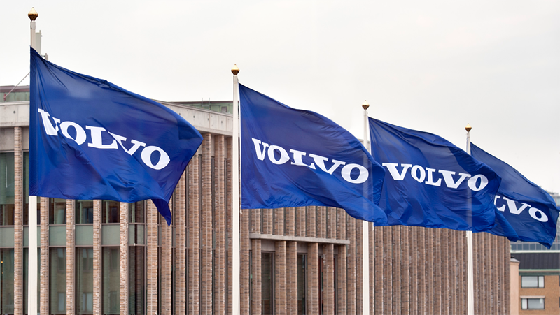 Série de drapeaux Volvo devant un édifice