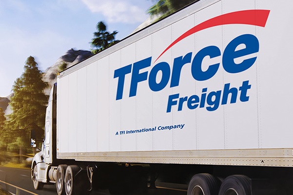Camion TForce Freight vu de ¾ arrière