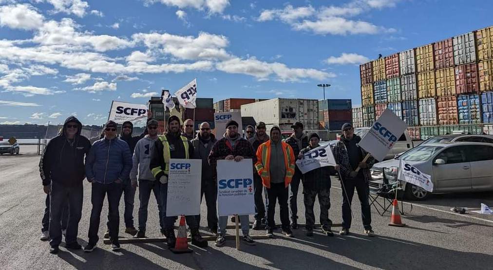 Travailleurs du port de Québec en piquetage