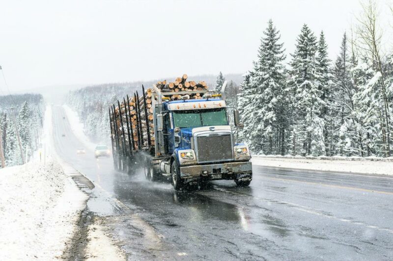 Camion grimpe une côte de la route 117 en hiver