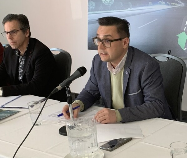 Président et vice-président de Bitume Québec à une table de conférence de presse.