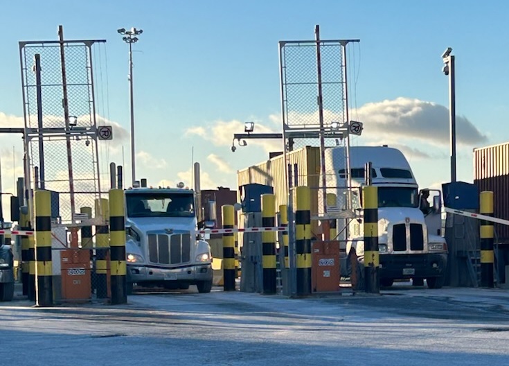 Camions vus de face aux barrières de Termont