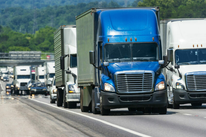 Camions et voitures sur autoroute