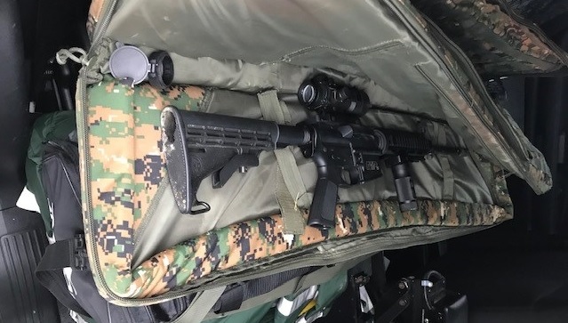 Fusil d’assaut AR-15 sur banquette arrière de voiture