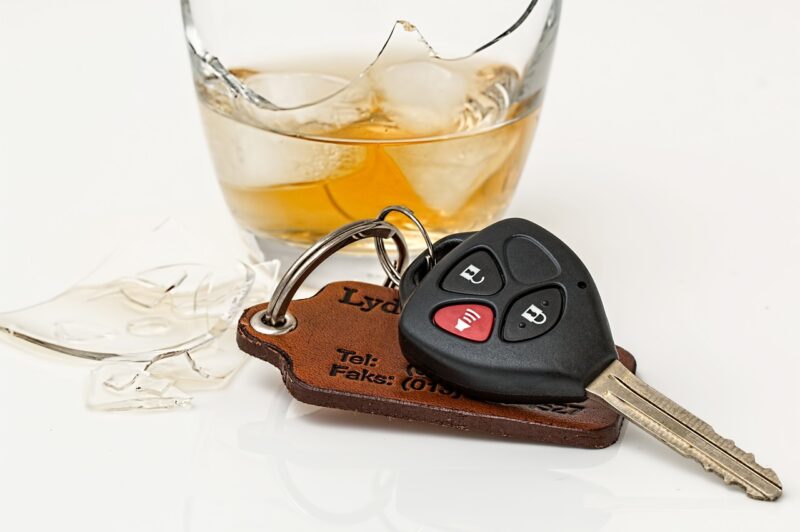 Verre d’alcool brisé avec clés de véhicule