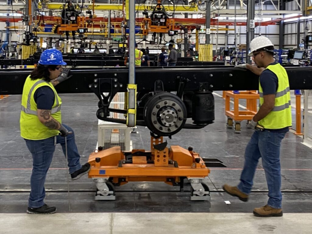 Ouvriers assemblent un châssis de camion International