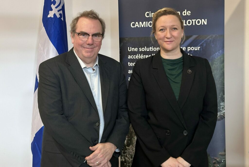Stéphane Renou, grand patron de FPInnovations, en compagnie de la ministre Maïté Blanchette Vézina.