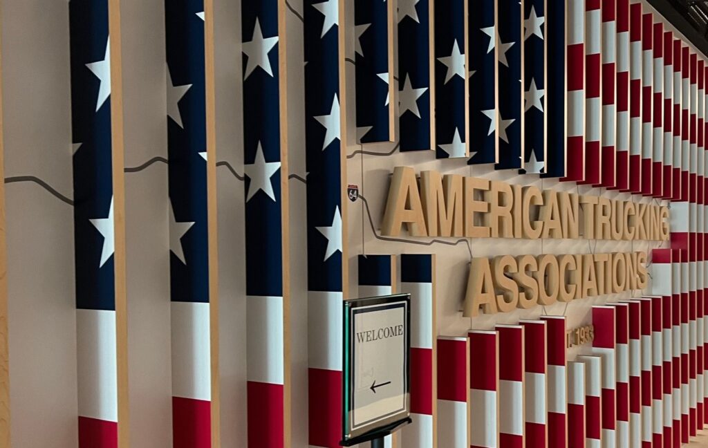 Logo de l’American Trucking Associations sur fond de drapeau américain.