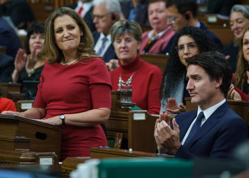 Justin Trudeau applaudit Chrystia Freeland aux Communes